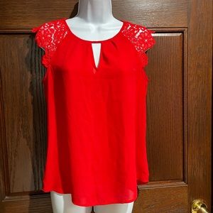 Express shirt with lace details